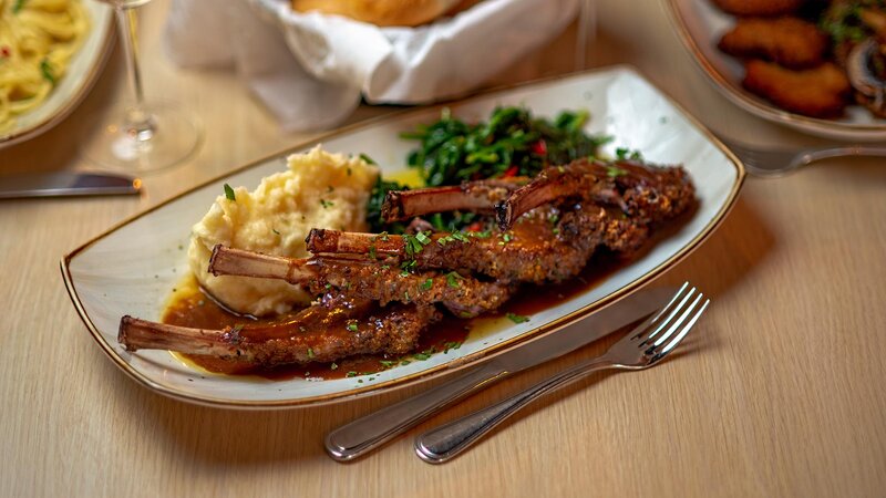 Spare rib entree with mashed potatoes and side of vegetables